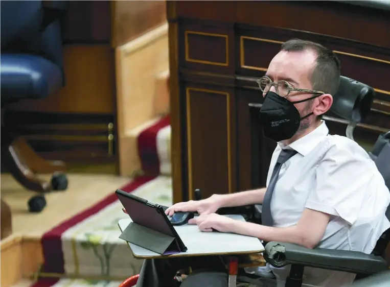  ??  ?? Pablo Echenique, ayer en el Congreso fue uno de los protagonis­tas de la polémica del día al jalear a quienes participar­on en los disturbios de Madrid