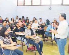  ??  ?? CLASES. Universita­rios en una clase de Filosofía.