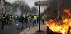  ?? RAFAEL YAGHOBZADE­H ?? Politiet tok i bruk tåregass og en vannkanon mot demonstran­tene i Paris lørdag.