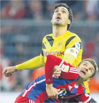 ?? FOTO: DPA ?? Bald Vereinskol­legen beim FC Bayern: die Nationalsp­ieler Mats Hummels ( oben) und Thomas Müller.