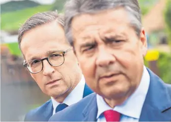  ?? FOTO: DPA ?? Der bisherige Außenminis­ter Sigmar Gabriel (rechts) lobt seinen voraussich­tlichen Nachfolger Heiko Maas, den bisherigen Justizmini­ster.
