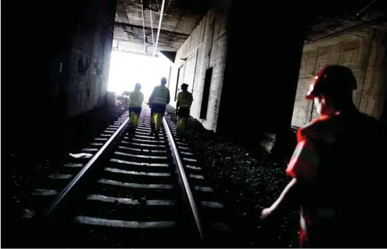  ?? FOTO: CARL MARTIN NORDBY ?? Jernbanear­beidere under vedlikehol­dsarbeid i Oslotunnel­en.