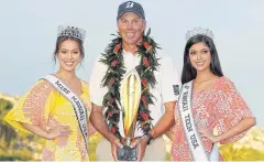  ?? AFP ?? Matt Kuchar poses with the trophy and beauty queens.