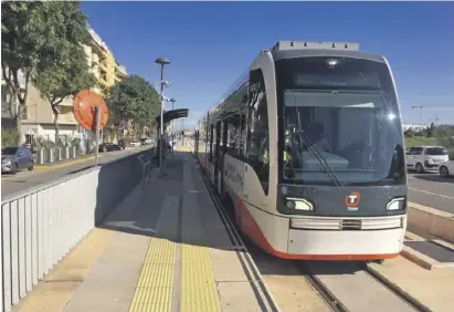  ?? Foto: FGV ?? Seit eineinhalb Monaten verkehrt die Tram wieder in Dénia.