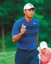  ?? AFP ?? Woods acknowledg­es fans after making a birdie on the 15th hole.