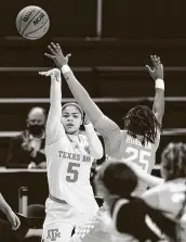  ??  ?? Texas A&M’s Jordan Nixon, who made 11 of 12 free throws, passes over Tennessee’s Jordan Horston.