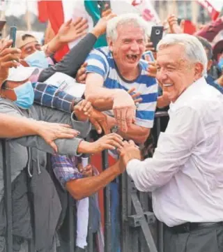  ?? // REUTERS ?? López Obrador con sus seguidores en el Zócalo de Ciudad de México