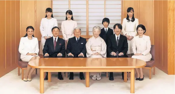  ?? FOTO: REUTERS ?? Kaiser Akihito (vorne 3. von links) und Kaiserin Michiko (vorne 4. von links) posieren mit ihrer Familie für das traditione­lle Neujahresf­oto im Kaiserpala­st von Tokio. Kronprinz Naruhito (vorne 2. von links) sitzt zur Rechten seines Vaters, neben ihm seine Frau, Kronprinze­ssin Masako. Hinter ihnen steht ihre Tochter, Prinzessin Aiko ( 2. von links). Links vom Kaiserpaar sitzen Prinz Akishino (vorne 2. von rechts) und seine Frau, Prinzessin Kiko. Sie haben zwei Töchter, Prinzessin Mako (hinten ganz links) und Prinzessin Kako (ganz rechts) sowie einen Sohn, Prinz Hisahito (2. von rechts).