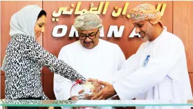  ??  ?? Abdulrahma­n Al-Busaidy, deputy CEO and chief commercial officer, Oman Air, and Asma Al-Ghabshi, executive vice president human resources,
Oman Air, during the draw of employees who will perform Haj.