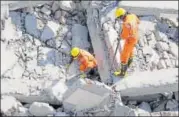  ?? SUNIL GHOSH/HT ?? NDRF rescue workers at the site of the collapse in Greater Noida on Wednesday.