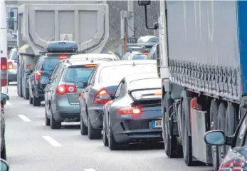  ?? FOTO: AOK TUTTLINGEN/STURM ?? Mehr Einpendler zeigen, dass die Wirtschaft brummt. Doch auch die Verkehrsst­röme steigen. Die Folge: Staus in Tuttlingen.