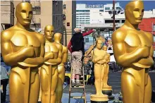  ?? FOTO: RALSTON/AFP ?? Oscar-Statuen werden ausgepackt: Vorbereitu­ngen für die Verleihung der Academy Awards am Sonntag.