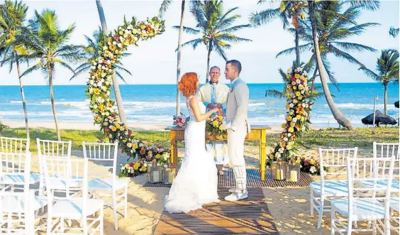  ?? ?? Con vista al mar. Los preparativ­os para el casamiento de una pareja en la playa del hotel Palladium de Punta Cana, en República Dominicana.