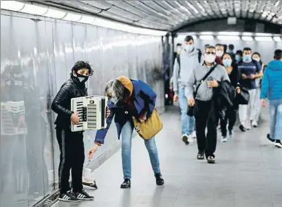  ?? ÀLEX GARCIA ?? Un músico recibe unas monedas en uno de los túneles del metro de Barcelona
SIN ACUERDO DE FINANCIACI­ÓN
BILLETES PRORROGADO­S