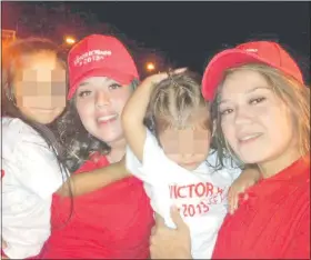  ??  ?? Micaela Bogado con una de sus hermanitas en brazos, y Gabriela Quintana, con otra menor hija del senador, en una campaña política.