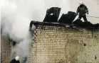  ?? Efe/orlando barría ?? Bomberos extinguen un fuego en un taller atacado por artillería rusa.