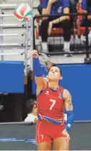  ??  ?? FUERZA. Stephanie Enright en un servicio. Lideró la ofensiva de Puerto Rico con 16 puntos. david.villafane@gfrmedia.com