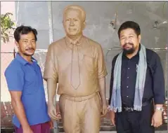  ?? FACEBOOK ?? Sculptor Sieng Kamangdang (left) poses with CNRP lawmaker Ou Chanrath and a statue of slain political analyst Kem Ley.