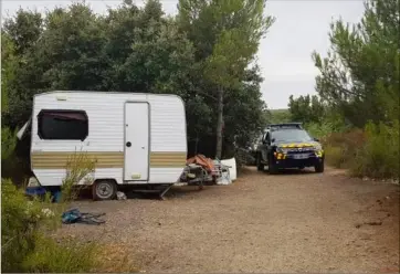  ??  ?? Lors de l’opération, mercredi après-midi, les gendarmes ont patrouillé trois heures dans les sentiers à proximité de la zone d’activité de Signes.