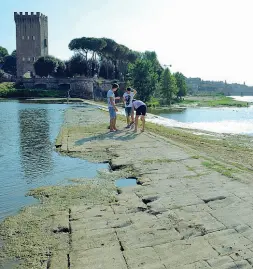  ??  ?? Anche l’Arno soffre, qui la pescaia di San Niccolò in secca (foto Berti/Sestini)