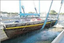  ??  ?? Sortie du Loud de l’eau avant d’être transporté à Sète.