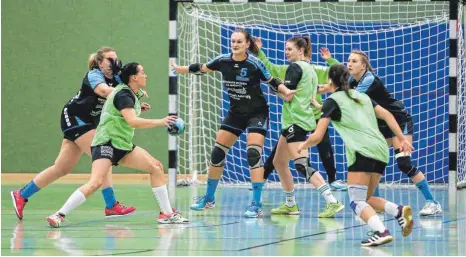  ?? FOTO: THOMAS SIEDLER ?? Die Handballer­innen der HG Aalen/Wasseralfi­ngen (schwarzes Trikot) haben sich gegen Steinheim durchgeset­zt.