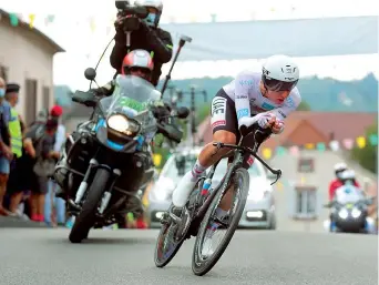  ?? (Ap, Afp) ?? Opposti
Tadej Pogacar, 22 anni domani, vola verso la vittoria della tappa e del Tour. Qui sopra, Primoz Roglic, 30 anni, disperato: la crono gli è costata il Tour