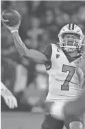  ?? JAYNE KAMIN-ONCEA/USA TODAY SPORTS ?? Arizona quarterbac­k Jayden de Laura throws a pass in the first half against UCLA last Saturday in Pasadena, Calif.