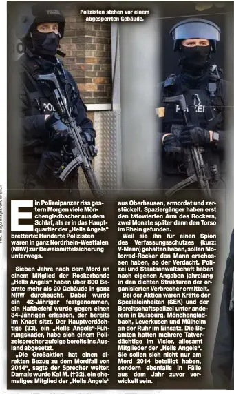  ??  ?? Polizisten stehen vor einem
abgesperrt­en Gebäude.