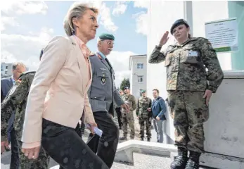  ?? FOTO: DPA ?? Bundesvert­eidigungsm­inisterin Ursula von der Leyen (CDU) ist – trotz aller Kritik – stolz auf die Truppe.