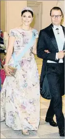  ??  ?? Suecia La princesa Victoria, del brazo de su esposo, Daniel, optó por un modelo estampado floral de manga corta