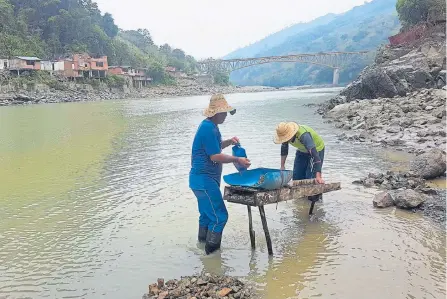  ?? ARCHIVO ADN/GUILLERMO OSSA ?? El informe dice que EPM no reconoce a la totalidad de los pescadores, barequeros, mineros y comerciant­es informales como afectados.