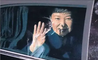  ?? SEO MYUNG-GON / AP ?? L’expresiden­ta Park sortint del palau presidenci­al de Seül i dirigint-se al seu domicili particular