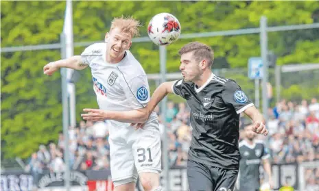  ?? ARCHIV: PETER SCHLIPF ?? Steigt bei den Sportfreun­den Dorfmerkin­gen ein: Mit dem TSV Essingen spielte Maximilian Eiselt (rechts) 2019 im WFV-Pokalfinal­e gegen Ulm.