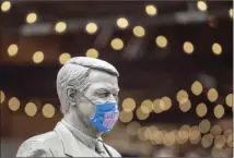  ?? The Philadelph­ia Inquirer via AP ?? A statue of former Phillies broadcaste­r Harry Kalas wears a face mask at Citizens Bank Park in Philadelph­ia on Thursday.