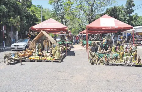  ?? ?? Si bien aún no comenzó la Expo Pesebre, ya se puede encontrar en los puestos de Areguá las figuras tradiciona­les de la Navidad.