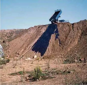  ?? Foto: Robert Smithson, © Holt/Smithson ?? Robert Smithson, Asphalt Rundown, 1969, Cava dei Selce, Rom.