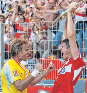  ?? FOTO: AVANTI/RALF POLLER ?? Verrückte Zeit – und vielleicht die schönste beim VfB Stuttgart überhaupt: Mario Gomez (rechts) und Torhüter Timo Hildebrand 2007 mit der Meistersch­ale.
