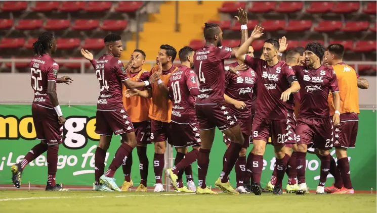  ?? RaFael PaCHeCo ?? Los jugadores del Deportivo Saprissa celebraron la obtención de la Supercopa en el Estadio Nacional.