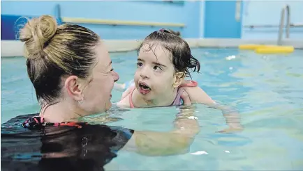  ?? CHERYL CLOCK
THE ST. CATHARINES STANDARD ?? Ashley Engelbert’s 3 1/2-year-old daughter, Leah, does not speak. But there’s no doubt she loves the water. “Her face says it all,” says mom.