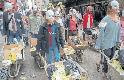  ?? TÉLAM ?? Microcentr­o. La CGT reclutó a un grupo de estudiante­s de teatro para darle colorido a su protesta contra la suba de tarifas.