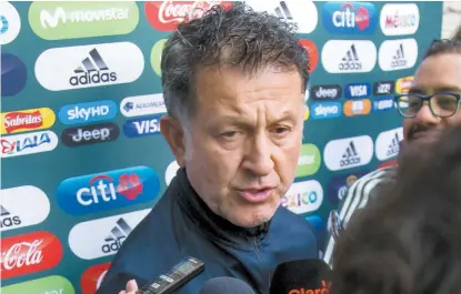  ??  ?? Juan Carlos Osorio, en una plática con los medios durante la gira por Estados Unidos