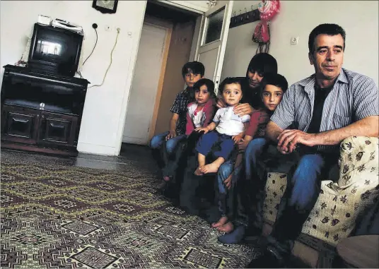  ??  ?? Precarieda­d 8Musa y Murfat, con sus cuatro hijos, en el domicilio en el que viven en el barrio de Altindag, en las afueras de Ankara.