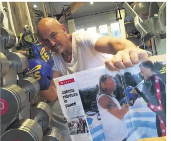  ?? (Photos Laurent Amalric et DR) ?? Pose en double page de L’Equipe magazine durant l’été  et paire de gants de boxe bleue SDI, deux cadeaux de Johnny à Laurent Petit qui avait fait perdre  kilos à son élève.