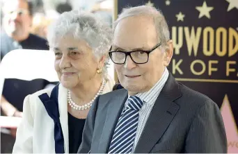  ??  ?? Con la moglie Il maestro con Maria Travia, suo grande e unico amore: sono stati insieme per 70 anni