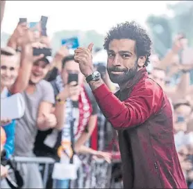  ?? FOTO: EFE ?? Salah, a su llegada a Kiev. El jugador fue aclamado por los seguidores del Liverpool.