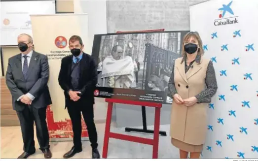  ?? JUAN CARLOS VÁZQUEZ ?? Francisco Vélez, Roberto Alcázar y María Jesús Catalá, junto al cartel de la exposición en la presentaci­ón de las actividade­s.