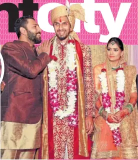  ?? PHOTO: YOGEN SHAH ?? Cricketer Ishant Sharma tied the knot with basketball player Pratima Singh on Friday in Gurgaon. The celebratio­ns saw cricketers Yuvraj Singh and MS Dhoni in attendance among others. Newly-wed Yuvi came without wife Hazel Keech, and it seems he’s...