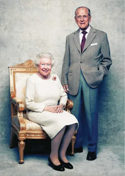  ?? EFE ?? Retrato oficial de la monarca con su esposo, el Duque de Edimburgo