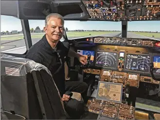  ?? CONTRIBUTE­D PHOTOS ?? To commemorat­e his Master Pilot award, and 50 years of flying, Sprankle flew a Boeing 737 simulator.